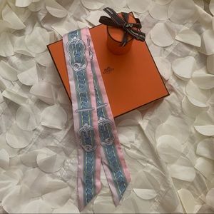 NEW Hermès “Bride du Cour” twilly in rose pale pink